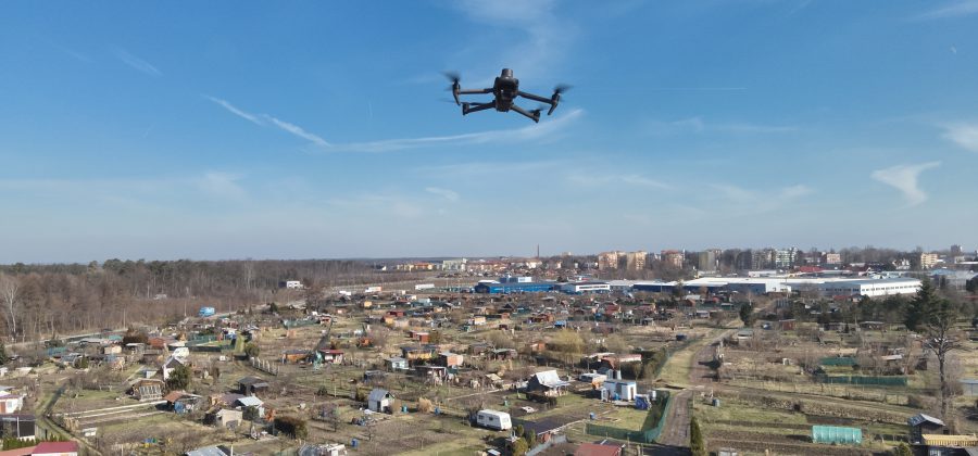 Dron DJI Mavic3 v procesu sn&iacute;mkov&aacute;n&iacute;